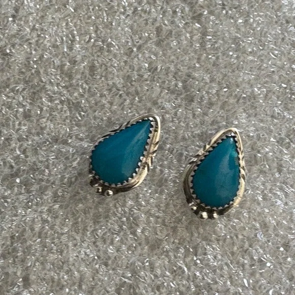 Exquisite Teardrop Kingman Turquoise Sterling Silver Stud Earrings - Picture 5 of 10